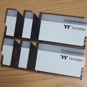 써멀테이크 화이트 RGB 램 DDR4 16GB 이미지