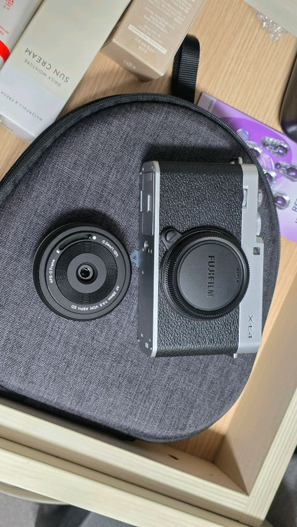 후지필름 X-E4 카메라 바디 + 빌트록스 렌즈 이미지