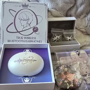 럽딥 심성훈 굿즈 이어폰 풀구성 (키링/캔뱃지 포함) 이미지