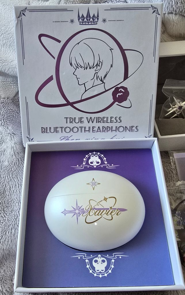 럽딥 심성훈 굿즈 이어폰 풀구성 (키링/캔뱃지 포함) 이미지