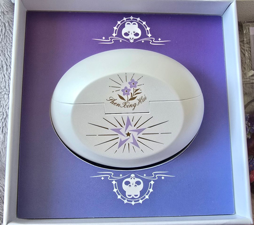 럽딥 심성훈 굿즈 이어폰 풀구성 (키링/캔뱃지 포함) 이미지