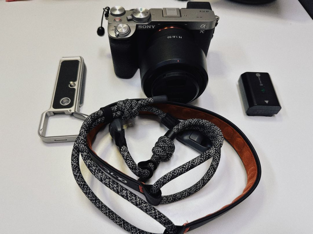 (26.3.3구매) 소니 미러리스카메라 A7C2 + 50.8mm + 피지테크전용스트랩 (s급) 이미지