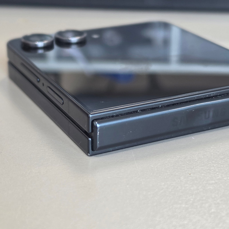 *58만* 갤럭시 Z플립7 블랙 512기가 25년 7월개통 덜펴짐X 상태좋은폰 판매합니다 이미지