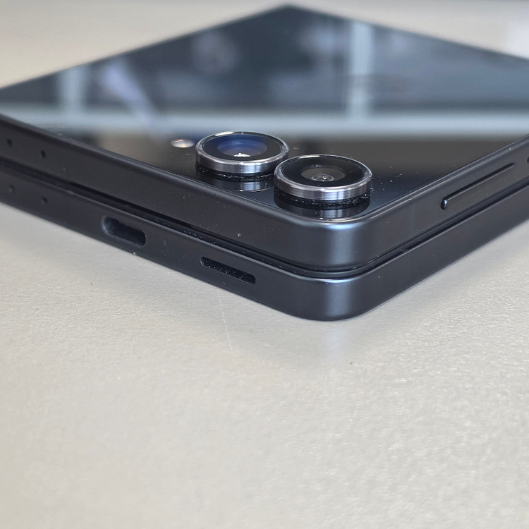 *58만* 갤럭시 Z플립7 블랙 512기가 25년 7월개통 덜펴짐X 상태좋은폰 판매합니다 이미지