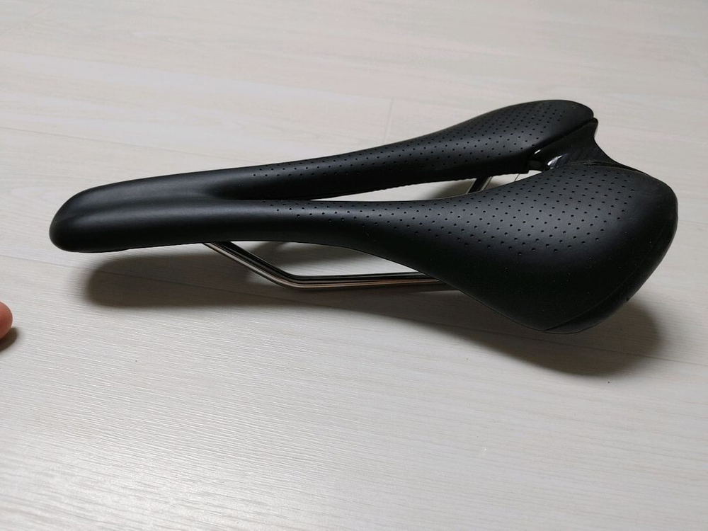 상태좋음)) 여성용 본트레거 아즈나엘리트 안장 154mm 안장 팝니다. 택포5만 이미지
