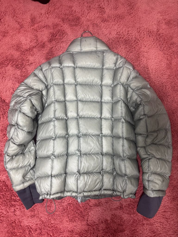 999휴머니티 경량패딩. 이미지