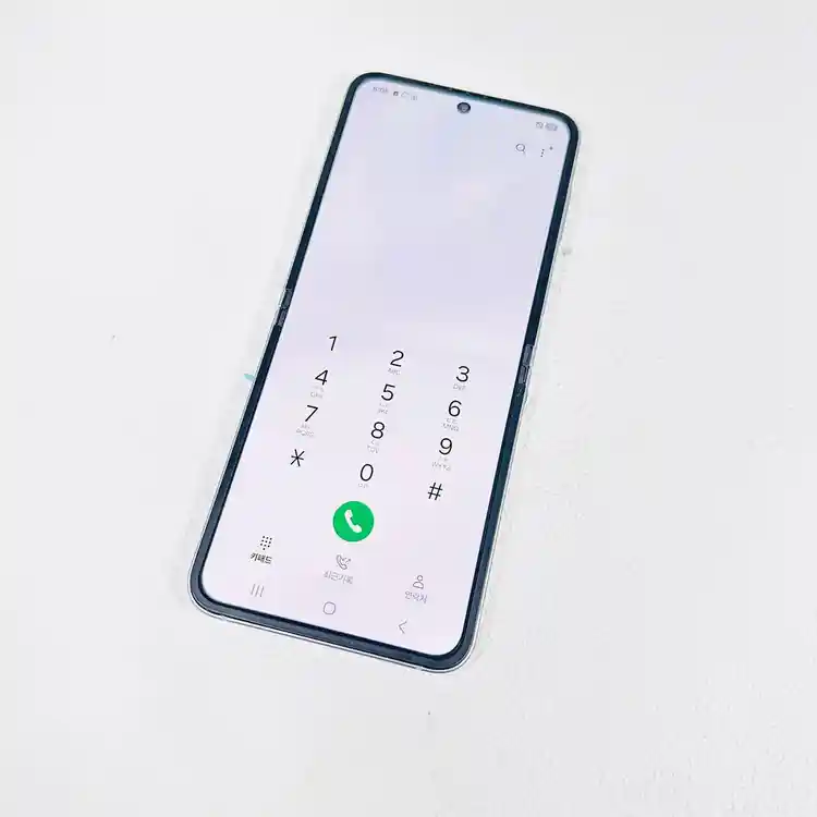 리퍼폰 센터판 갤럭시Z플립6 512G 대용량 실버색상 판매해요. 이미지