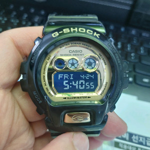 블랙/골드 조합이 매력적인 카시오 지샥 시계 이미지