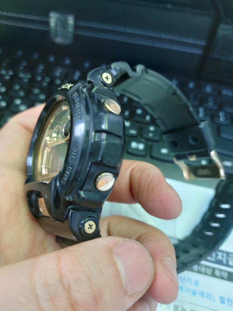 블랙/골드 조합이 매력적인 카시오 지샥 시계 이미지