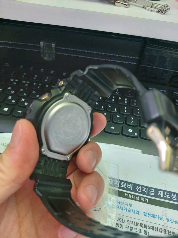 블랙/골드 조합이 매력적인 카시오 지샥 시계 이미지