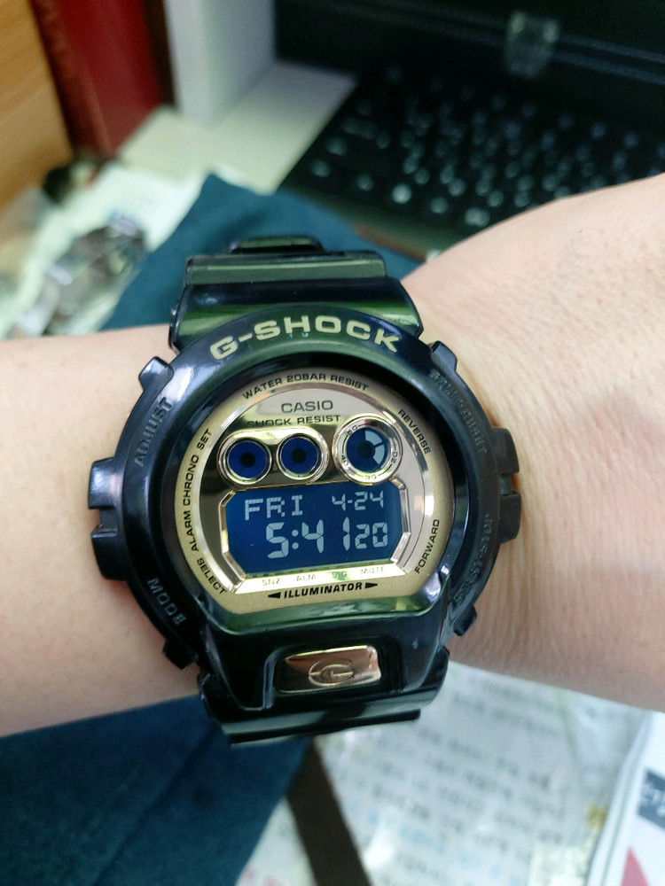 블랙/골드 조합이 매력적인 카시오 지샥 시계 이미지