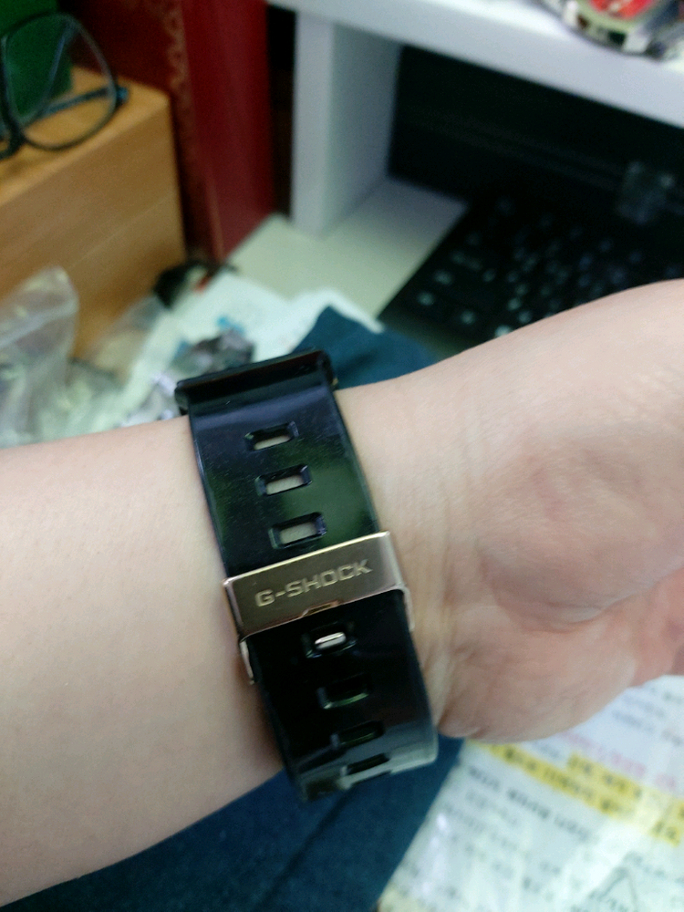 블랙/골드 조합이 매력적인 카시오 지샥 시계 이미지