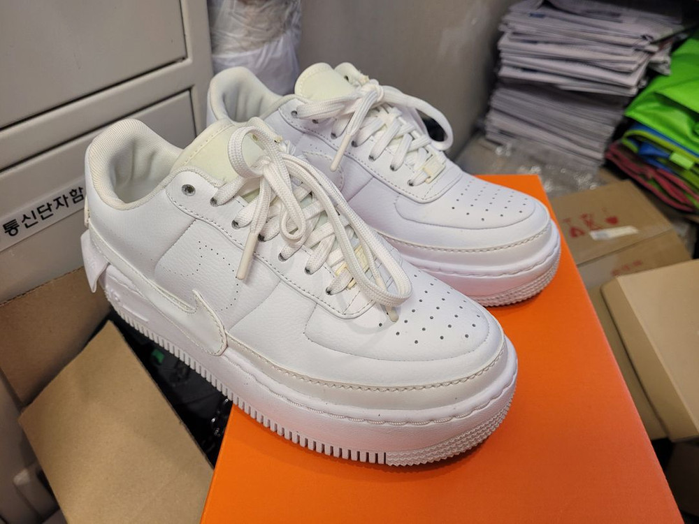 나이키 우먼 에어포스 1 제스터 올 화이트 240mm 이미지