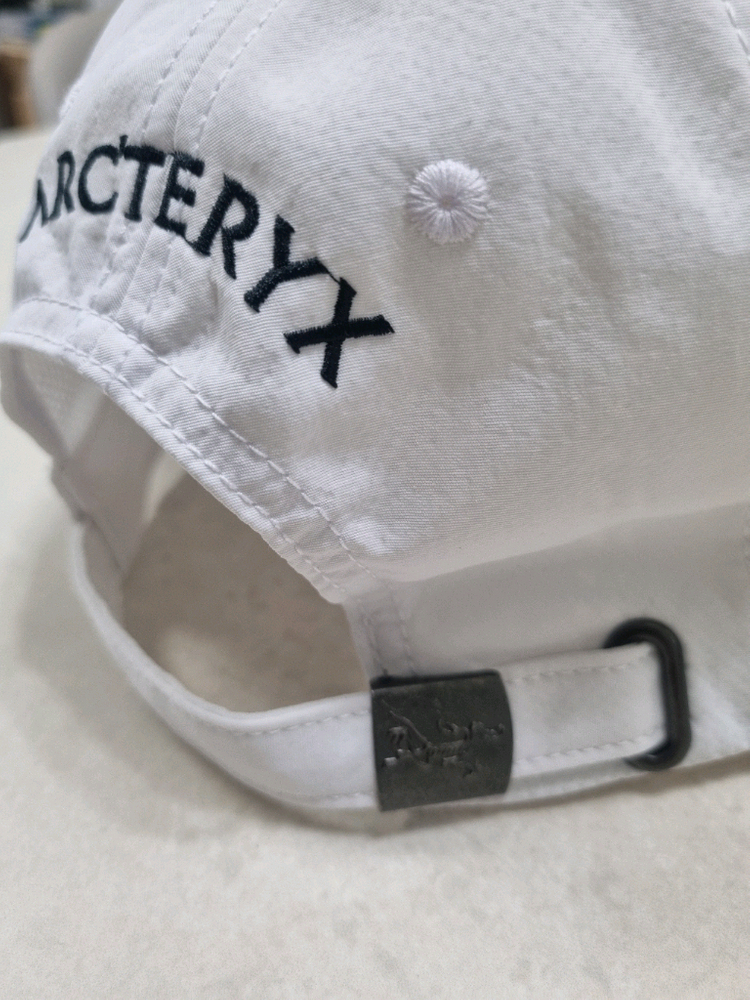 아크테릭스 캡모자 화이트 이미지