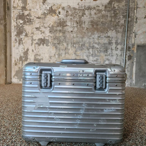 RIMOWA 실버 알루미늄 파일럿 캐리어 빈티지 이미지
