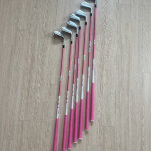 테일러메이드 P790 여성용 핑크 아이언 세트 이미지