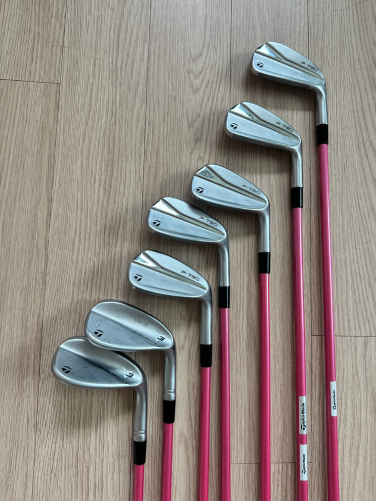 테일러메이드 P790 여성용 핑크 아이언 세트 이미지
