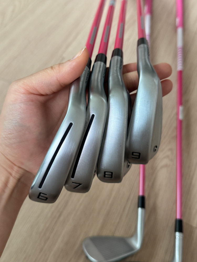 테일러메이드 P790 여성용 핑크 아이언 세트 이미지