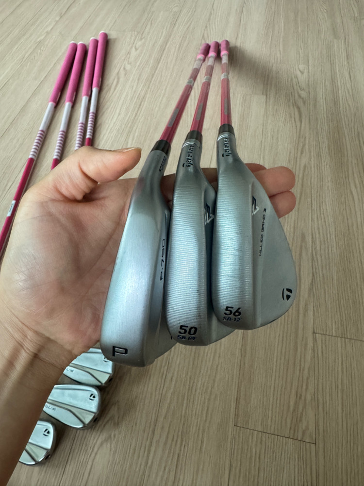 테일러메이드 P790 여성용 핑크 아이언 세트 이미지