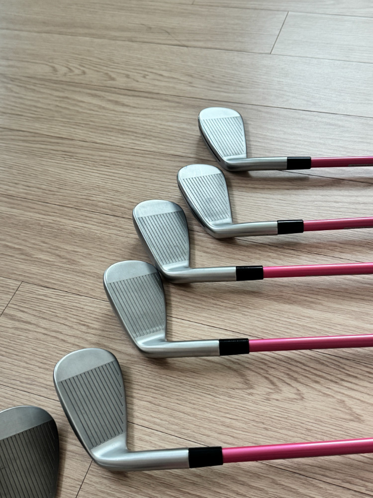 테일러메이드 P790 여성용 핑크 아이언 세트 이미지