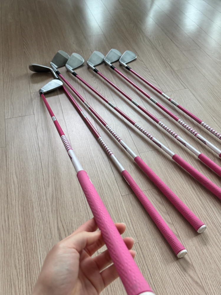 테일러메이드 P790 여성용 핑크 아이언 세트 이미지