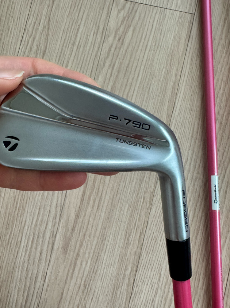 테일러메이드 P790 여성용 핑크 아이언 세트 이미지