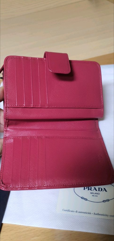 프라다 사피아노 반지갑 핑크 정품A급(보증서O)구찌프라다루이비통디올고야드샤넬셀린느보테가생로랑발렌시아가버버리가방 이미지
