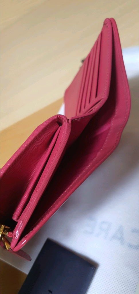 프라다 사피아노 반지갑 핑크 정품A급(보증서O)구찌프라다루이비통디올고야드샤넬셀린느보테가생로랑발렌시아가버버리가방 이미지