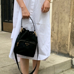 프라다 버킷백 라지 크로스백/숄더백 정품A급(보증서O)구찌루이비통디올고야드샤넬셀린느보테가생로랑발렌시아가버버리가방 이미지