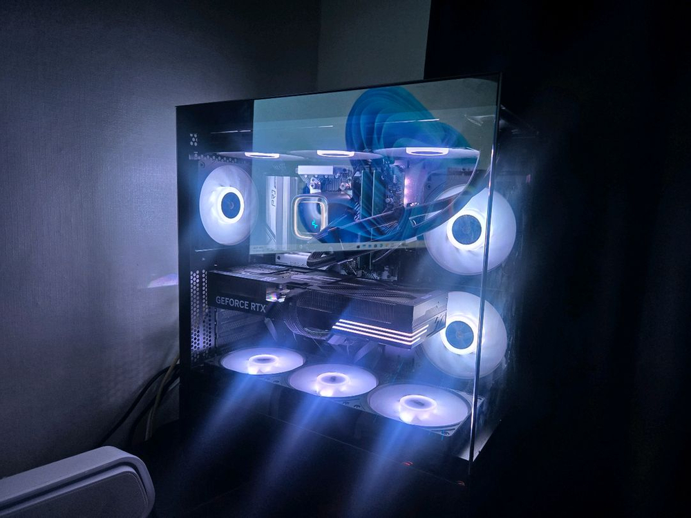 라이젠 7800X3D RTX 5070 32G 1TB 게이밍 컴퓨터 본체 이미지