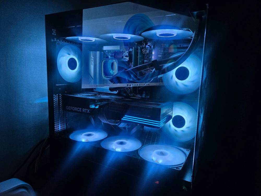 라이젠 7800X3D RTX 5070 32G 1TB 게이밍 컴퓨터 본체 이미지