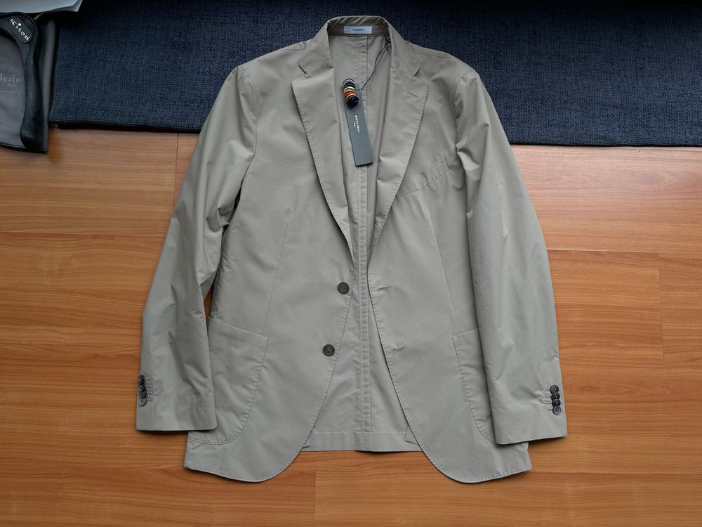 라르디니 수트 볼리올리 네맨 스톤아일랜드 몽클레어 톰브라운 프라다 이미지