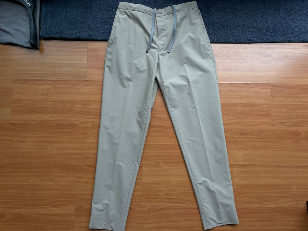 라르디니 수트 볼리올리 네맨 스톤아일랜드 몽클레어 톰브라운 프라다 이미지