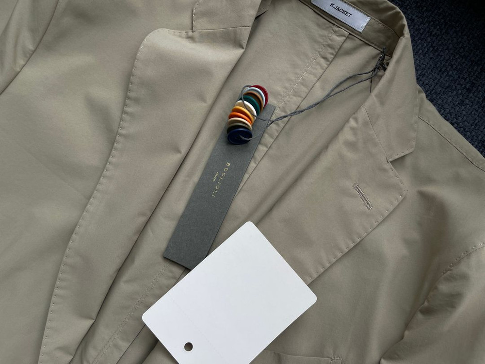 라르디니 수트 볼리올리 네맨 스톤아일랜드 몽클레어 톰브라운 프라다 이미지