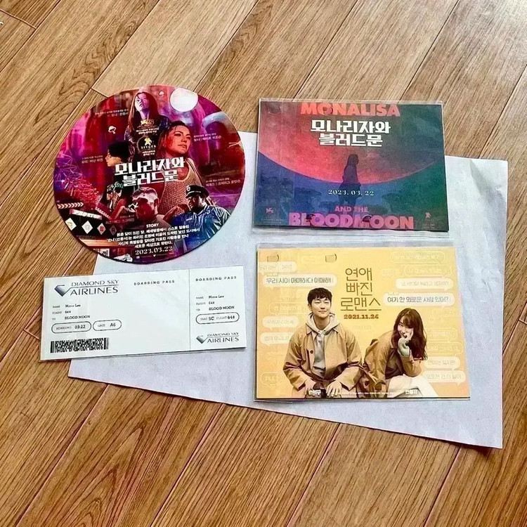 모나리자와 블러드문 A3포스터 필름마크 전종서 싸인 보딩패스 영화굿즈뱃지 이미지