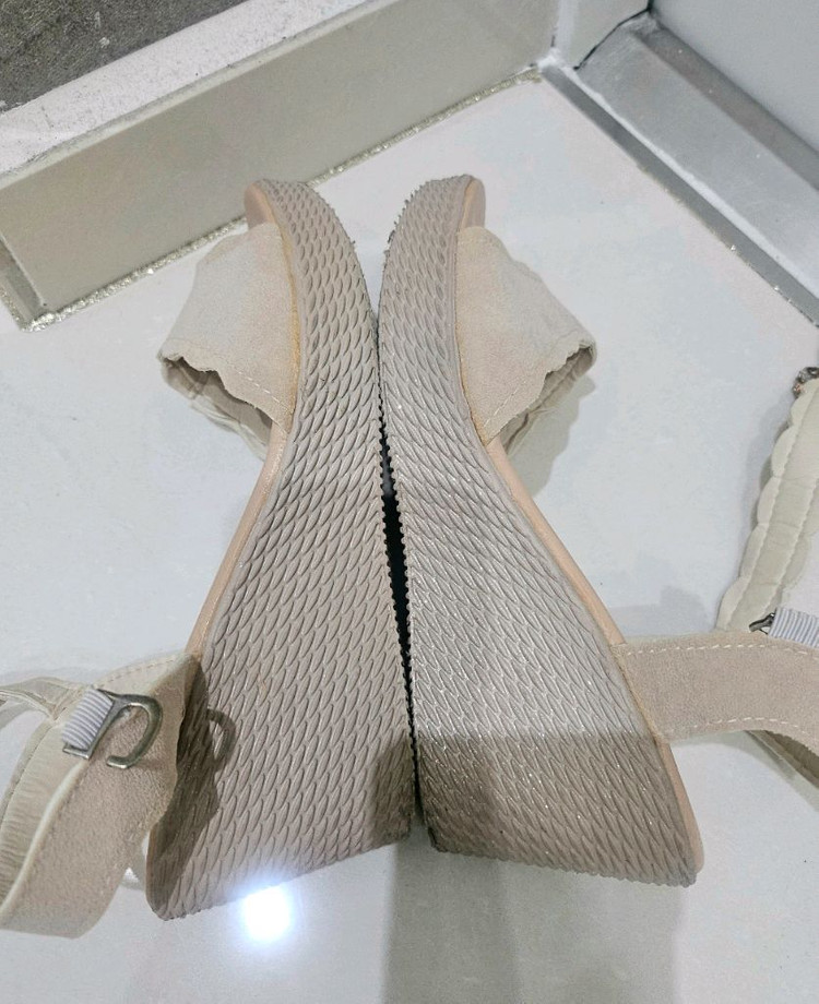크록스 웨지샌들 W6 & 베이지 웨지샌들 230 이미지