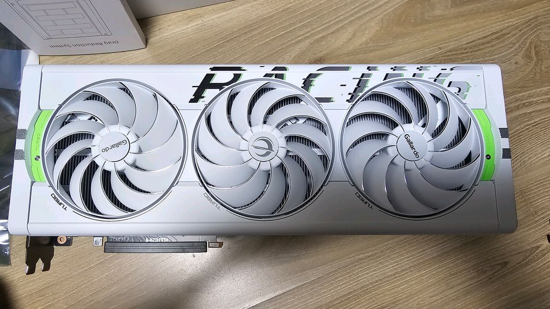 RTX 5070 Ti 가야르도 화이트 이미지