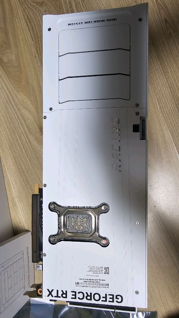 RTX 5070 Ti 가야르도 화이트 이미지