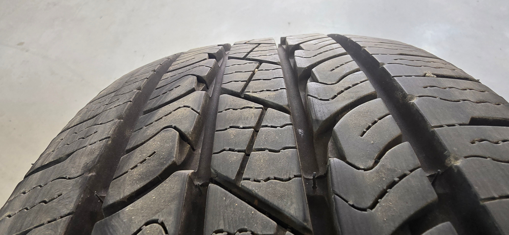 렉스턴스포츠칸 17인치 순정타이어 4개 팝니다. 이미지