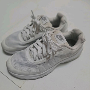 나이키 에어맥스 인비고 운동화 / 235mm 이미지