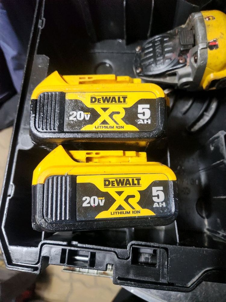 디월트 20v 충전그라인더 DCG405 팝니다 이미지