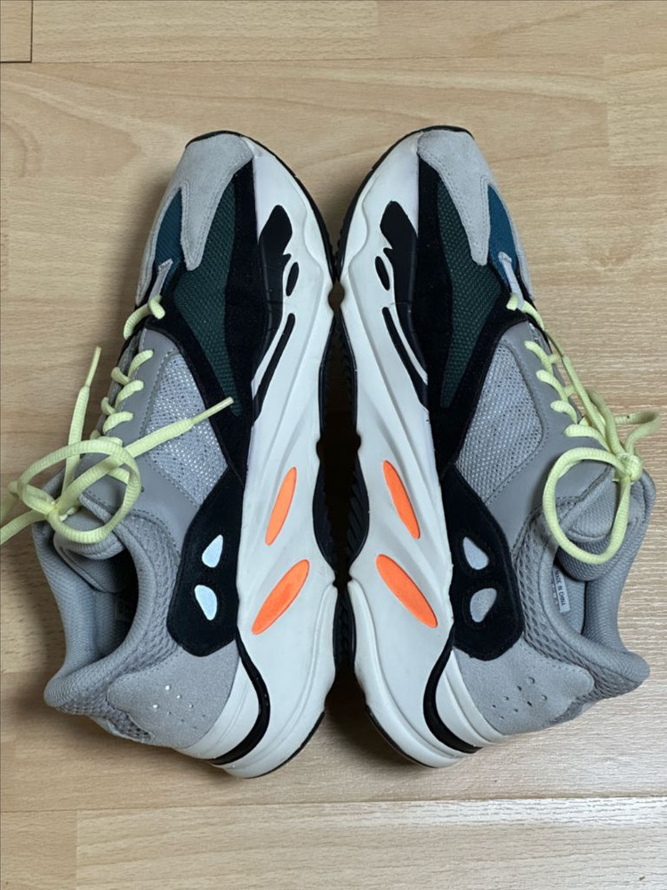 아디다스 이지부스트 700 웨이브러너 B75571 이미지