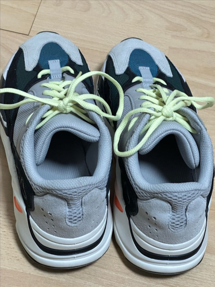 아디다스 이지부스트 700 웨이브러너 B75571 이미지