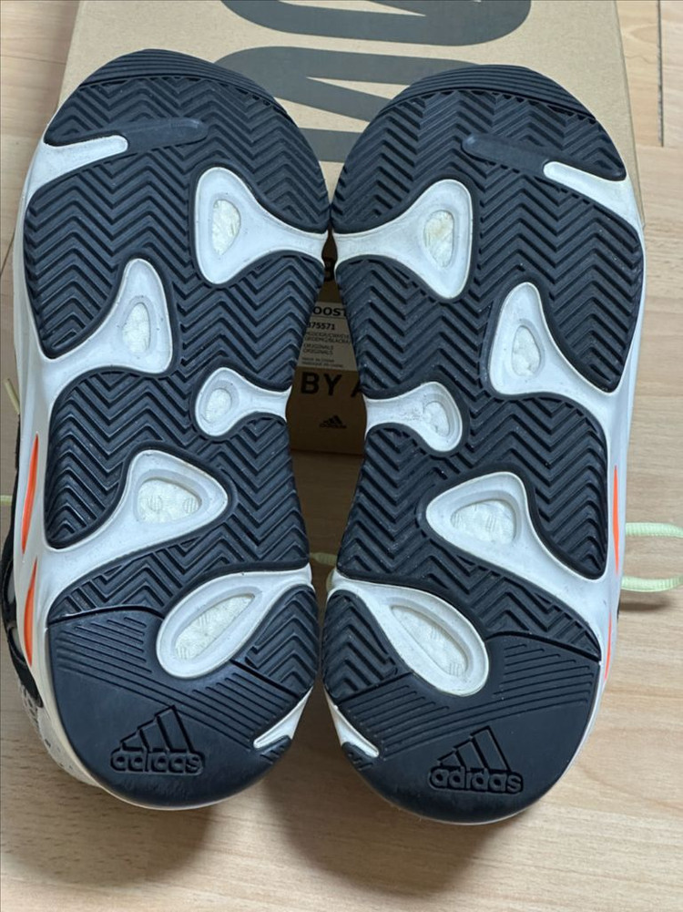 아디다스 이지부스트 700 웨이브러너 B75571 이미지