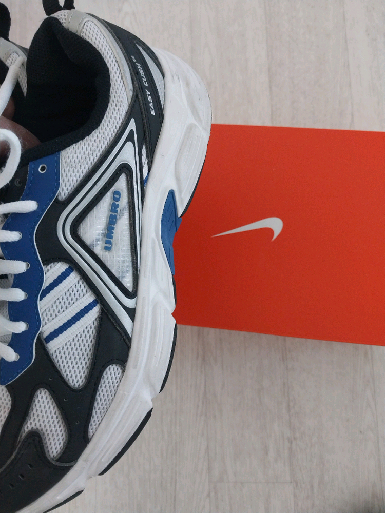 엄브로 250 운동화 이미지