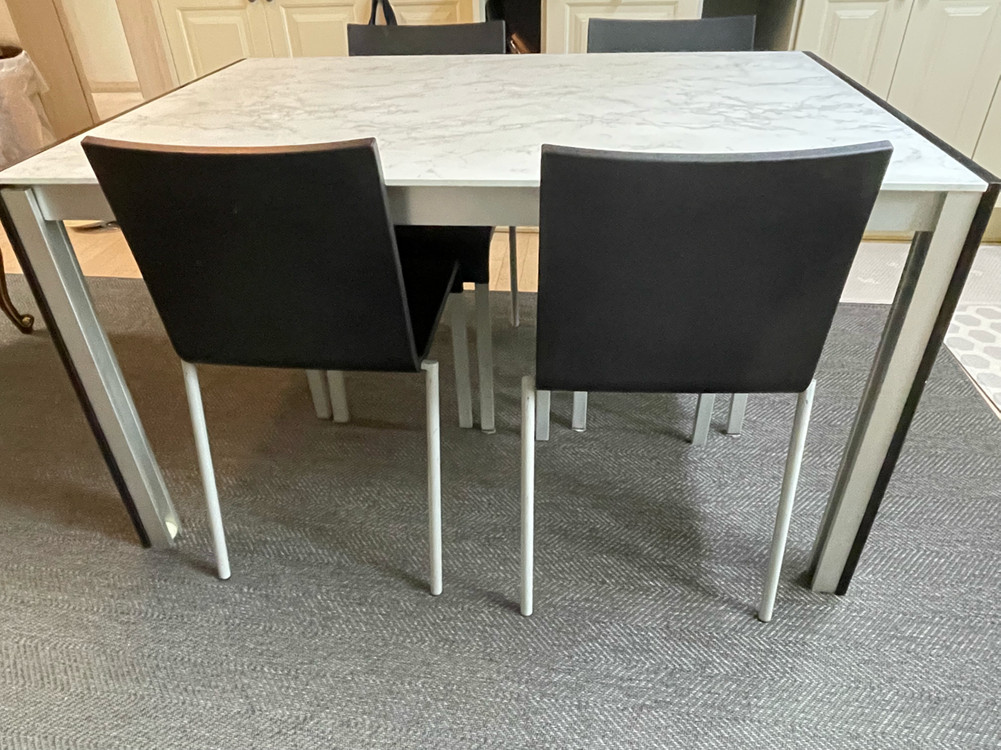 4인용(확장시 6인용)식탁 세트 + 탄탄한 블랙의자 팝니다 이미지