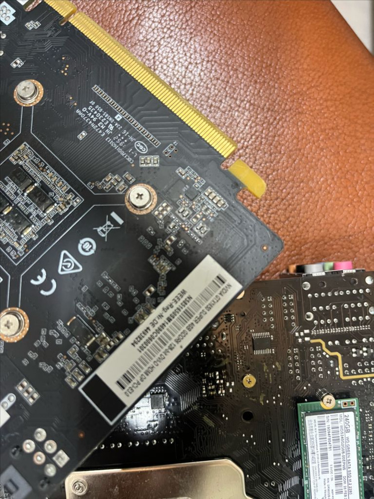 데탑부품 메인보드 그래픽 외장하드 램 ssd 하드2개 이미지