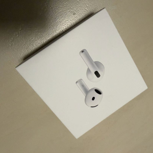 Apple 에어팟 4세대 액티브 노이즈 캔슬링 모델 (AirPods) MXP93KH/A 미개봉 세제품 이미지