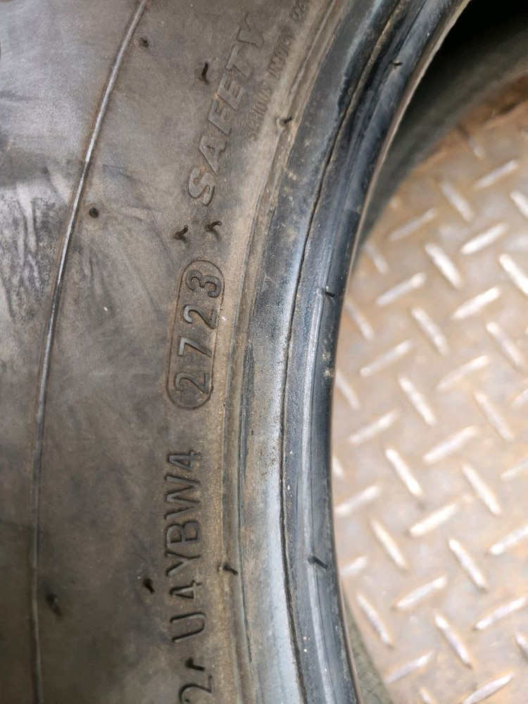 그랜드스타렉스 스노우타이어2개팝니다 215 70 16 이미지