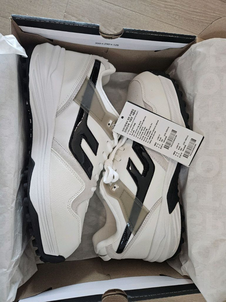 프로스펙스 스위퍼 TF 인조잔디 야구화입니다. 박스채 새상품 7만3천원(택포)입니다. 이미지